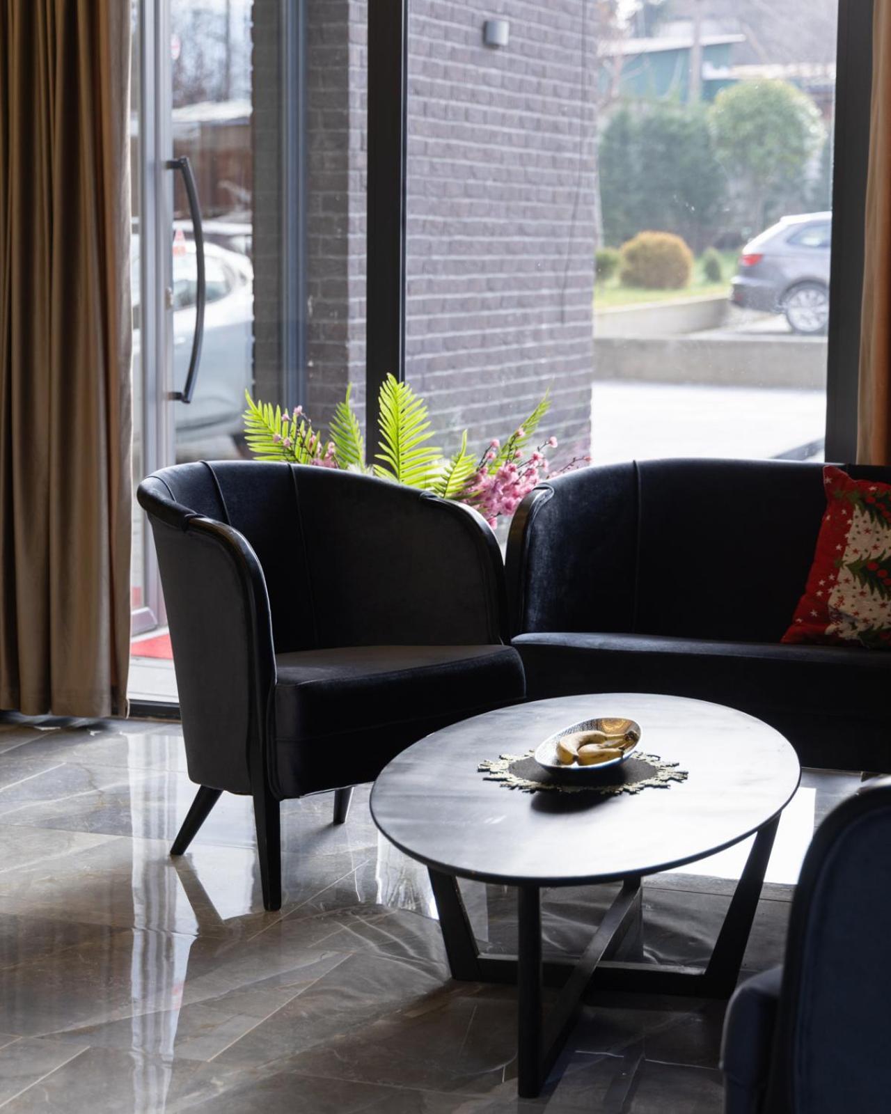 Vetus Hotel Pristina Exterior photo