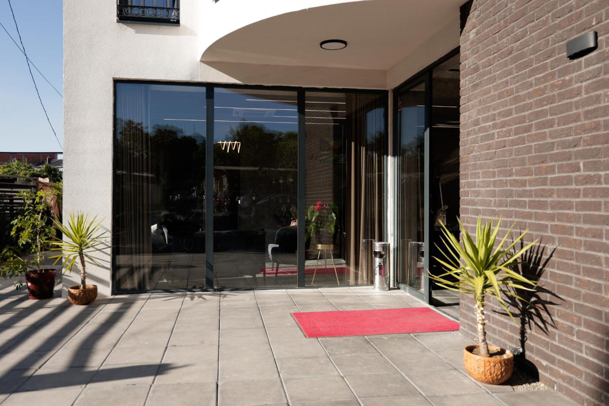 Vetus Hotel Pristina Exterior photo